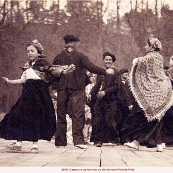 1930_danseurs_au_fronton