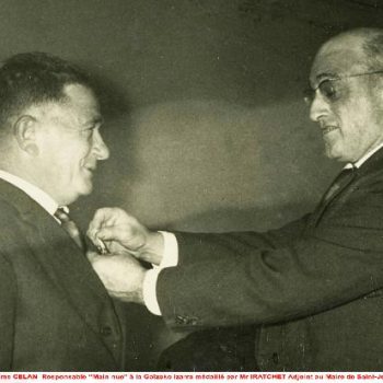 1961_J_Célan_médaillé_par_Iratchet