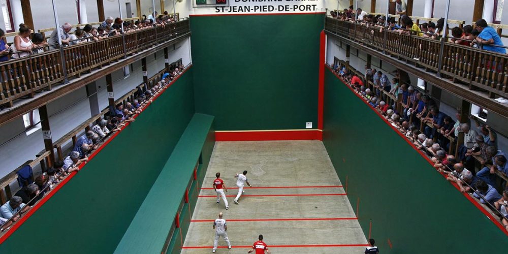 Pyrénées Atlantiques (64) , Pays Basque, Saint-Jean-Pied-de-Port. Partie de pelote à main nue au trinquet Garat (Monce, Cubiat contre Etchegaray, X. Lambert)  // France, Pyrénées Atlantiques (64), Basque Country, Saint-Jean-Pied-de-Port, Basque pelota at the Garat's trinquet in Saint-Jean-Pied-de-Port (Monce, Cubiat vs Etchegaray, X. Lambert)